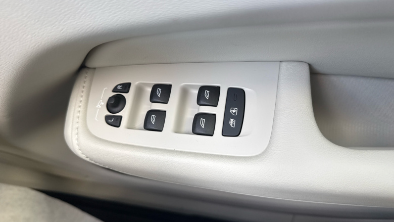 Volvo XC60 2.0 B5P Plus Dark 5dr AWD Geartronic Petrol Estate